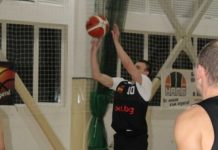 Вижте как Симеон Георгиев прескочи състезател по време на мач